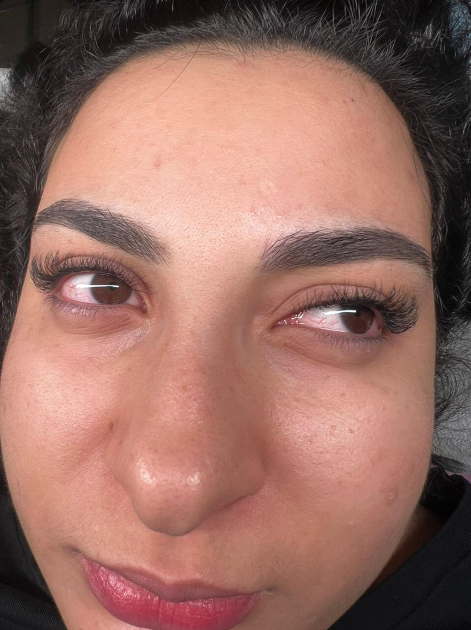 beautiful lady on lash extension and microshading brows