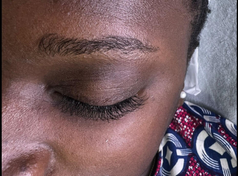 beautiful lady on lash extension and microshading brows