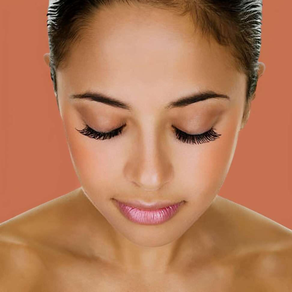 Hybrid lash extension on a models face