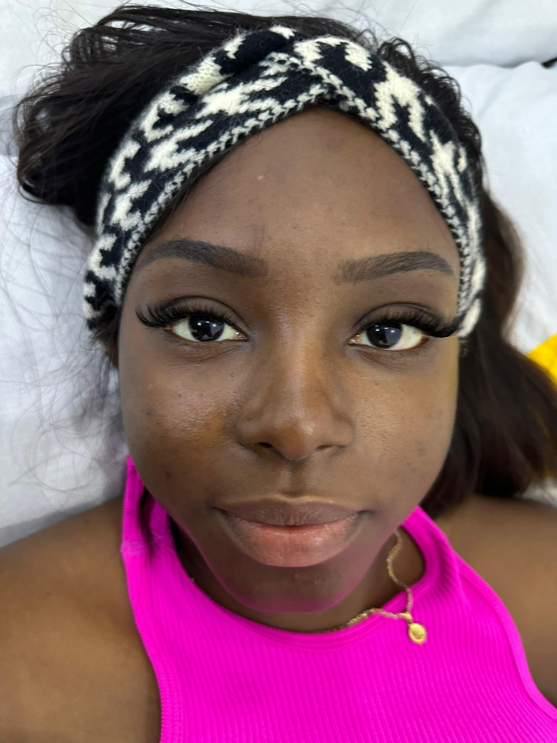 beautiful lady on lash extension and microshading brows