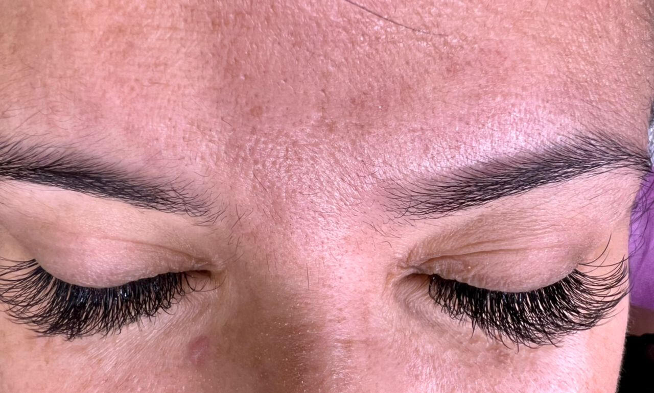 beautiful lady on lash extension and microshading brows