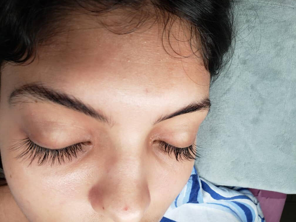 beautiful lady on lash extension and microshading brows